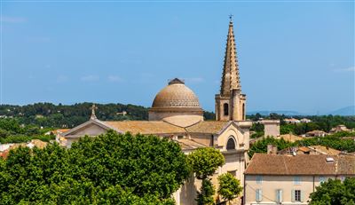 Die Stiftskirche Saint-Martin in Saint-Rémy-de-Provence, in Frankreich